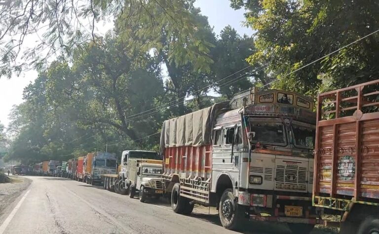 अधिकारी ही उड़ा रहे यातायात नियमों की धज्जियां… पढ़ें कैसे